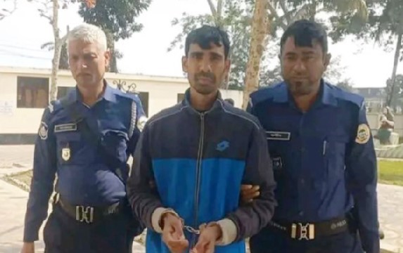 জেলা প্রশাসক কার্যালয়ের অফিস সহকারীকে ‘হত্যার হুমকি’, যুবক আটক